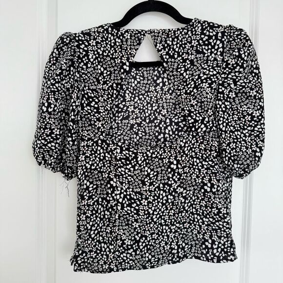DYNAMITE | Puffed sleeve open back floral blouse - Picture 6 of 9